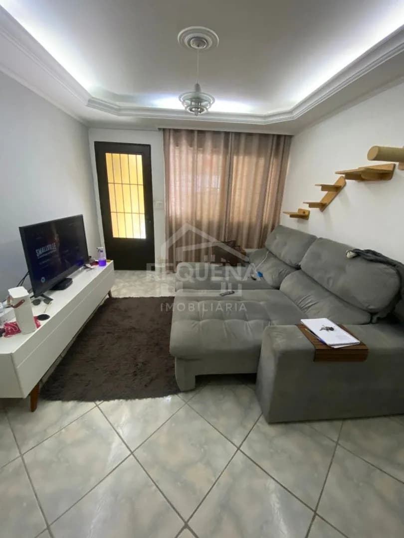 Foto de Casa com cômodos amplos de 02 dormitórios podendo fazer 03, com varanda e vaga de carro