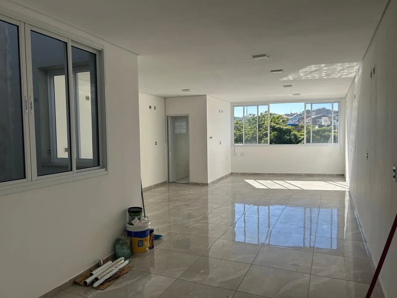 Foto de Sala ampla santo andre com pintura nova e acabamento impecável, ótima localização